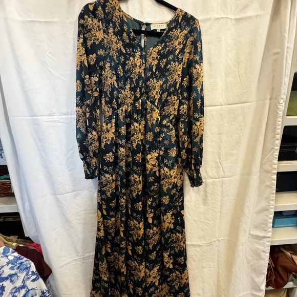 Hayden | Antique Floral Smocked Panel V Neck Dress | Medium - Picture 3 of 8